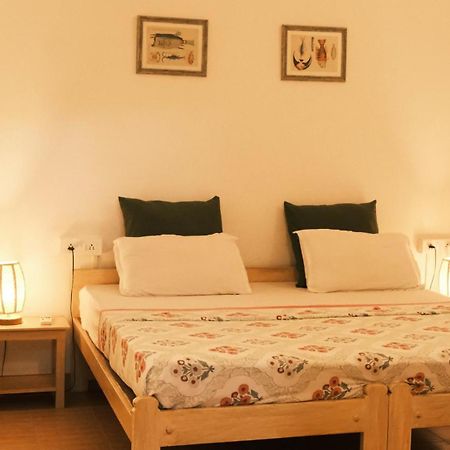Hotel Coco Moon Morjim Esterno foto