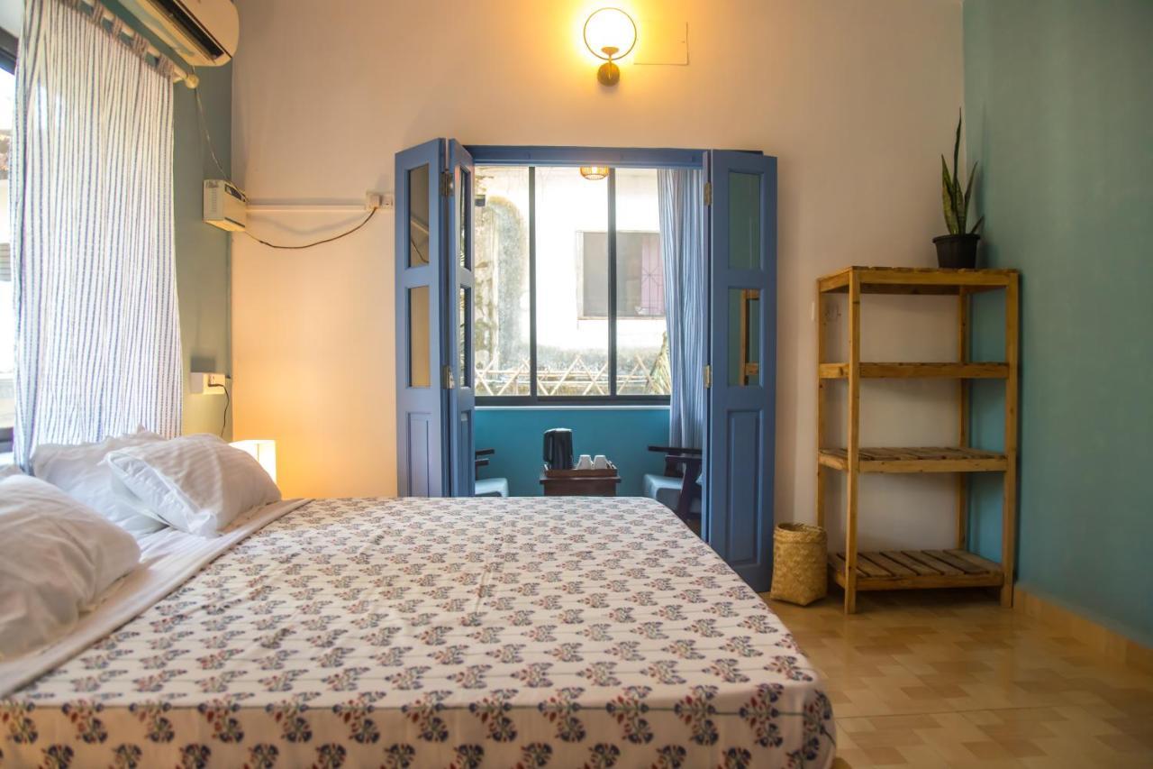 Hotel Coco Moon Morjim Esterno foto