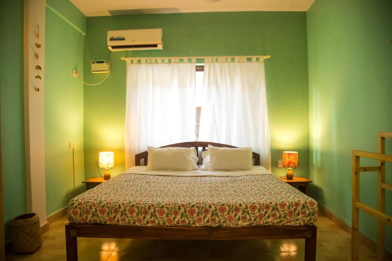 Hotel Coco Moon Morjim Esterno foto