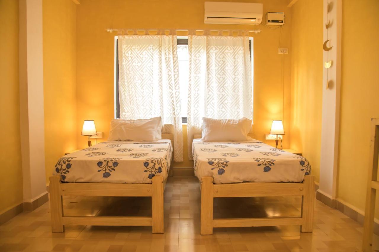 Hotel Coco Moon Morjim Esterno foto