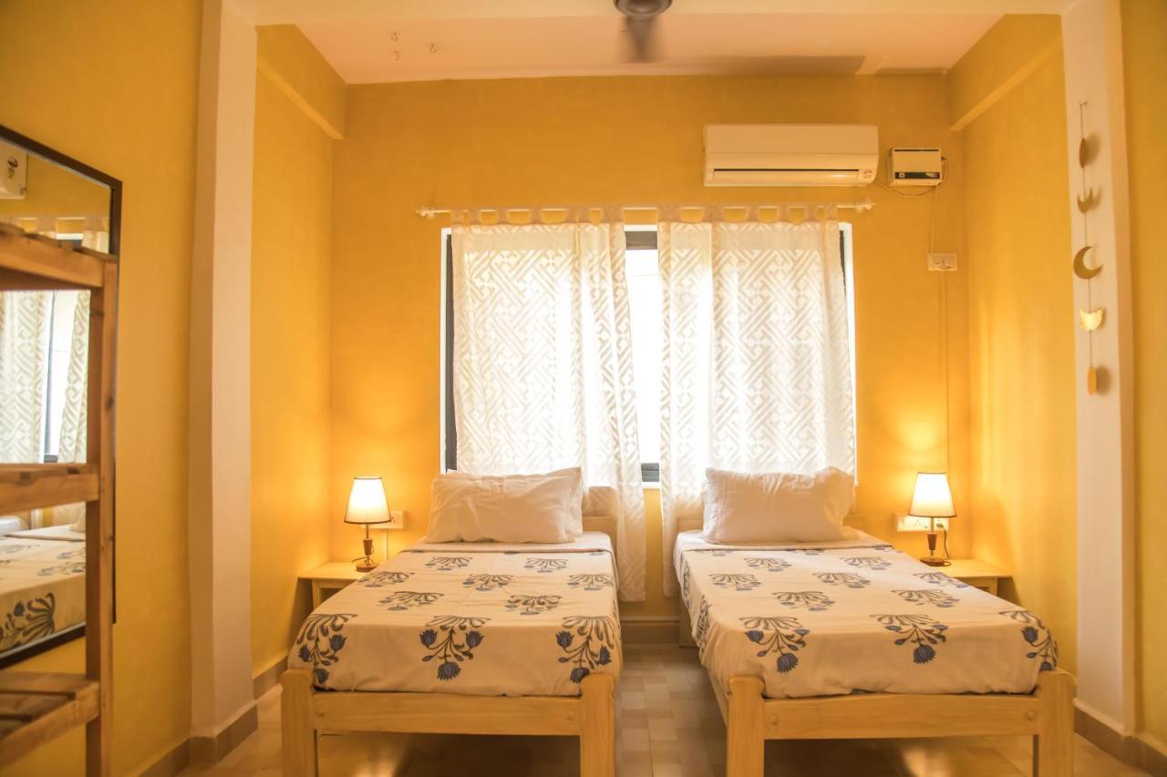 Hotel Coco Moon Morjim Esterno foto