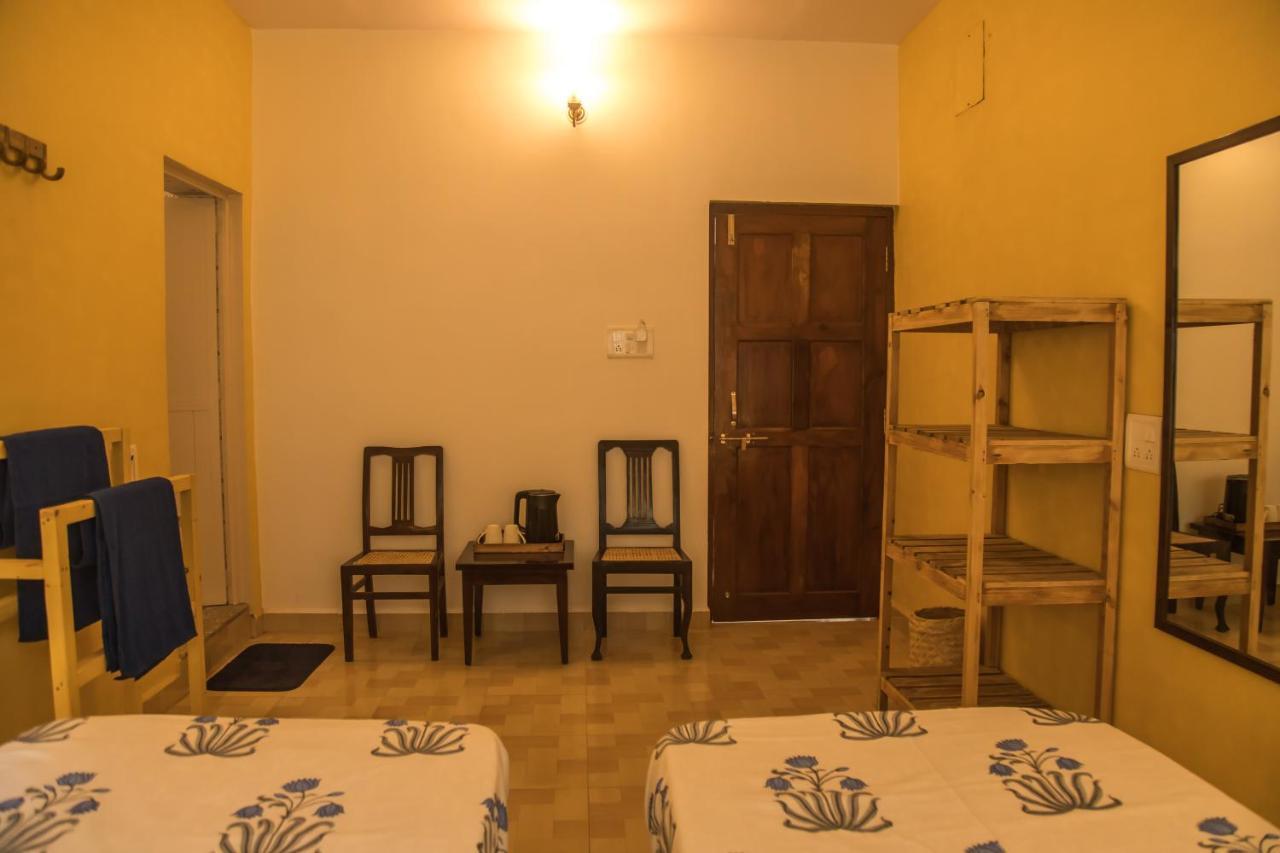 Hotel Coco Moon Morjim Esterno foto