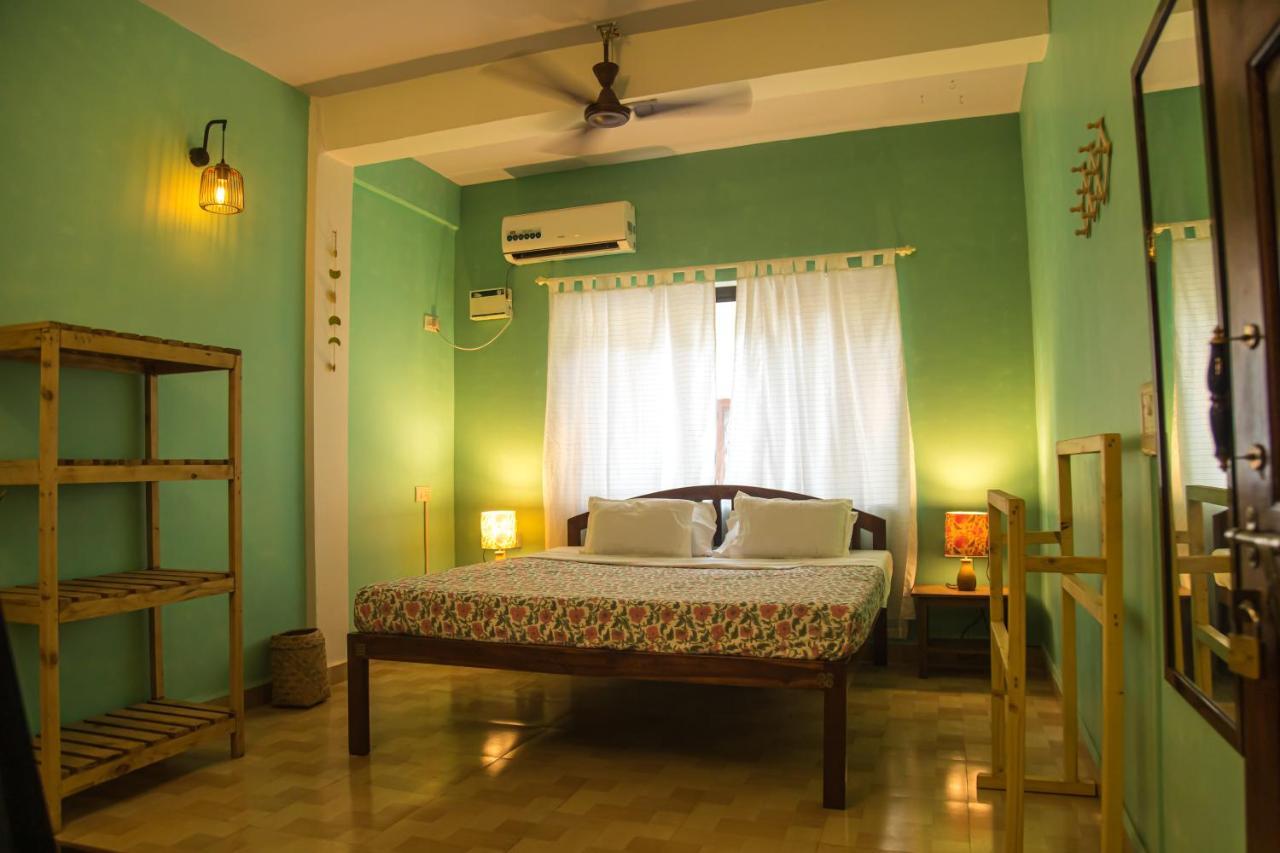 Hotel Coco Moon Morjim Esterno foto