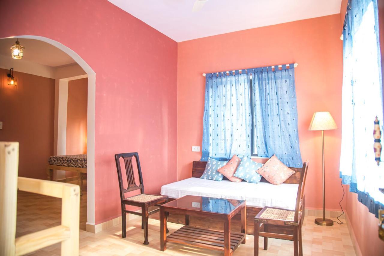 Hotel Coco Moon Morjim Esterno foto