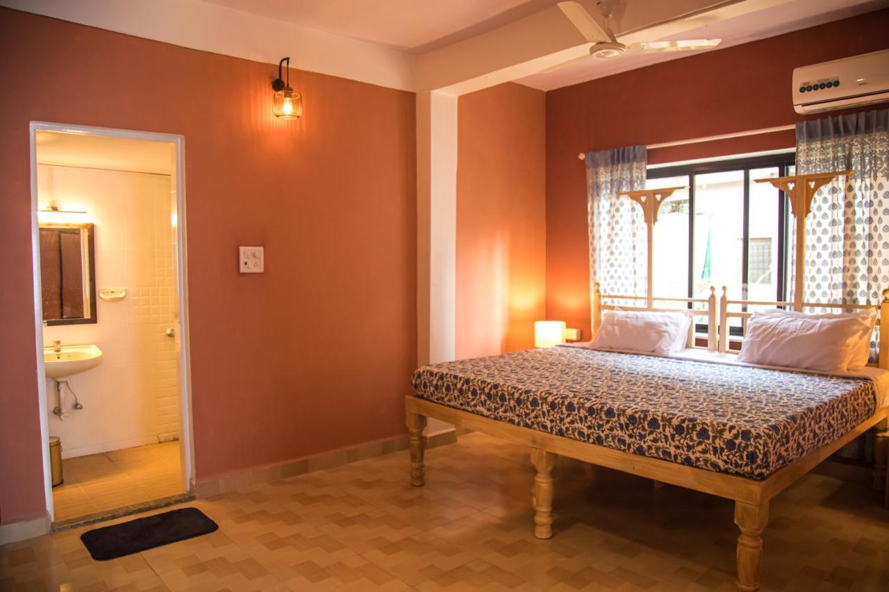 Hotel Coco Moon Morjim Esterno foto