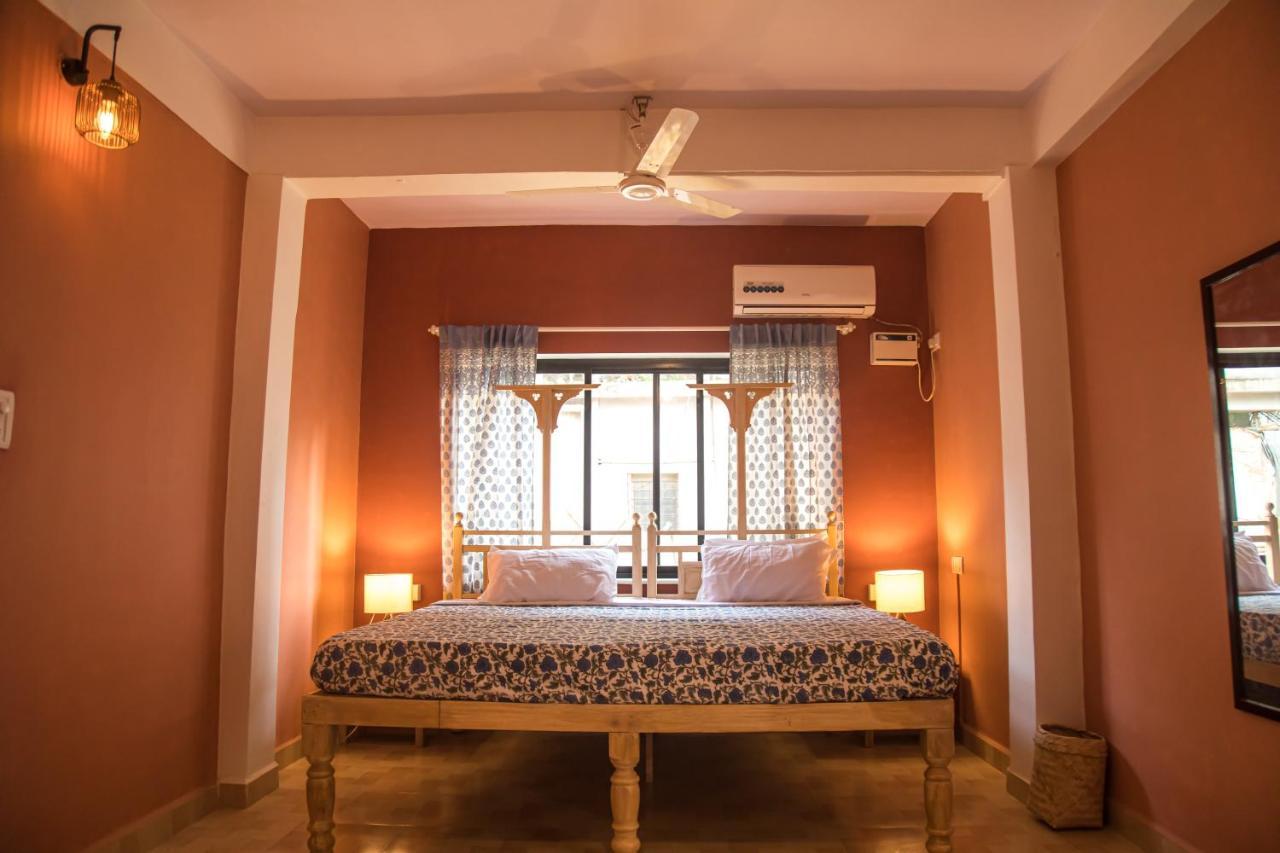 Hotel Coco Moon Morjim Esterno foto