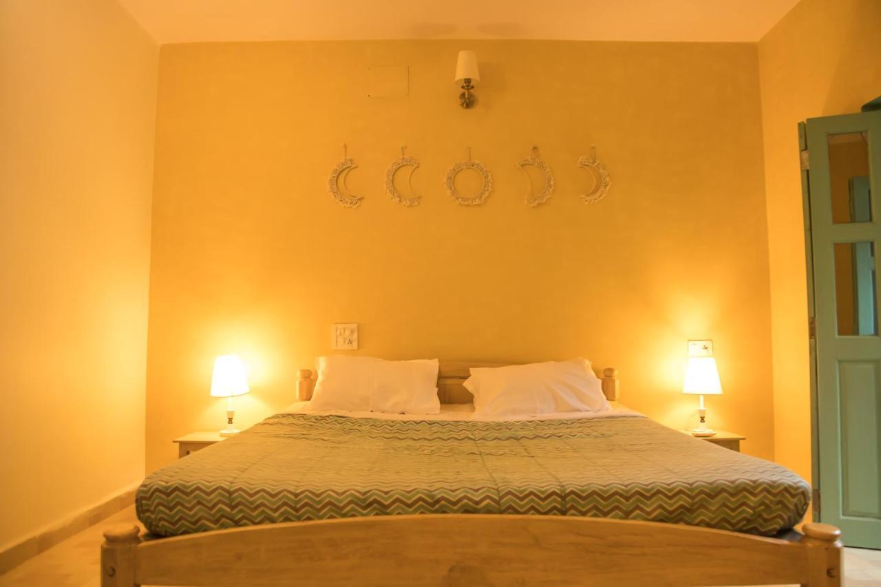 Hotel Coco Moon Morjim Esterno foto
