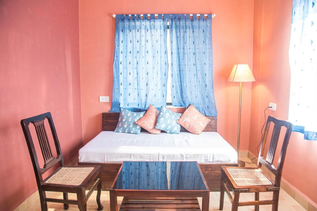 Hotel Coco Moon Morjim Esterno foto