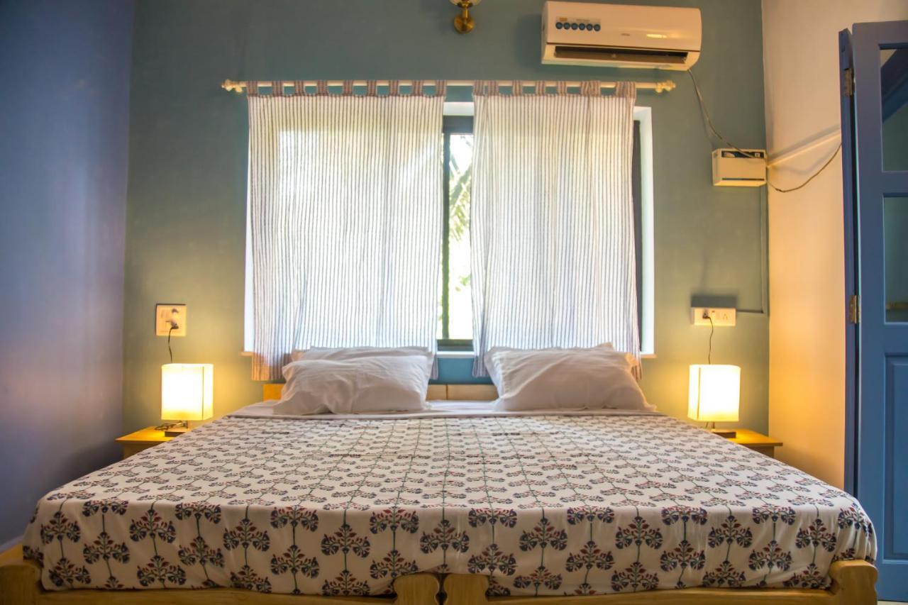 Hotel Coco Moon Morjim Esterno foto