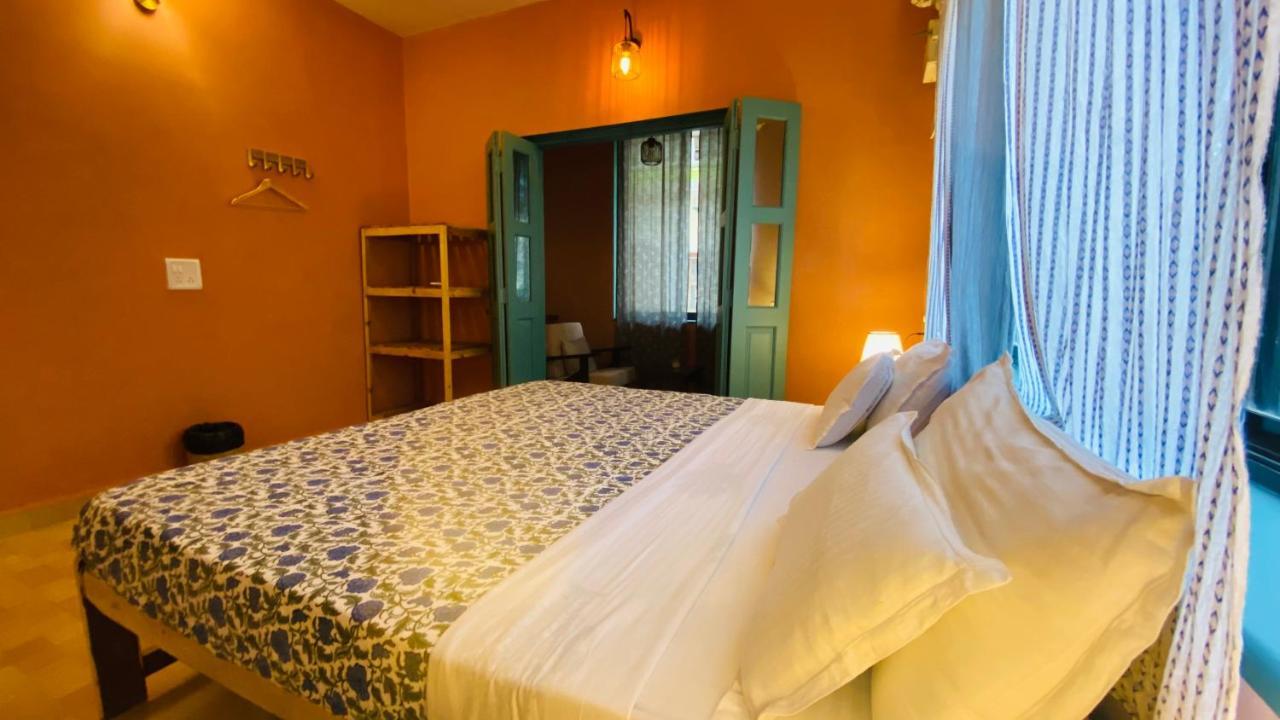 Hotel Coco Moon Morjim Esterno foto