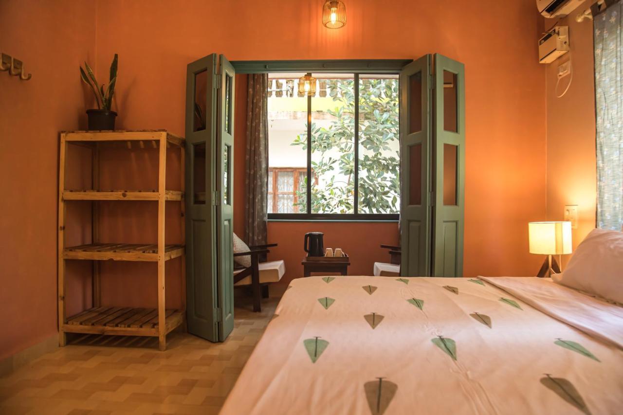 Hotel Coco Moon Morjim Esterno foto