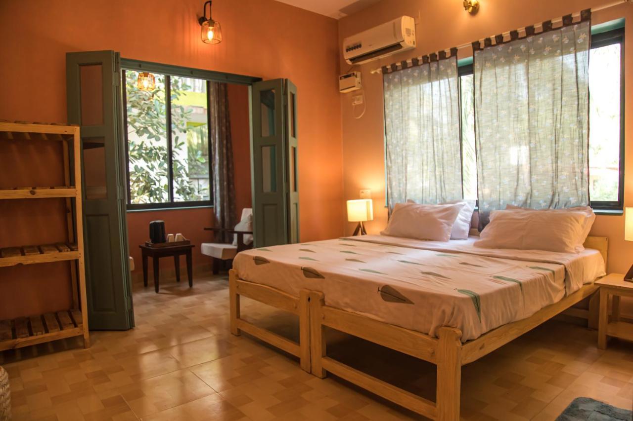 Hotel Coco Moon Morjim Esterno foto