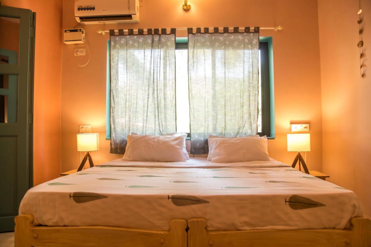 Hotel Coco Moon Morjim Esterno foto