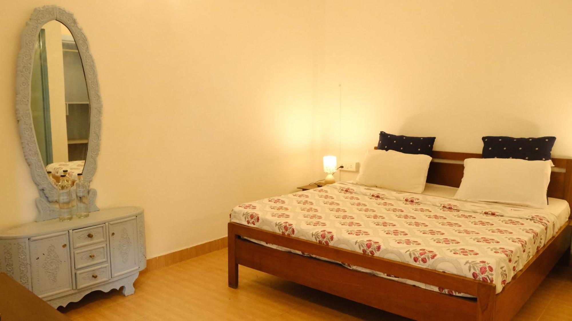 Hotel Coco Moon Morjim Esterno foto