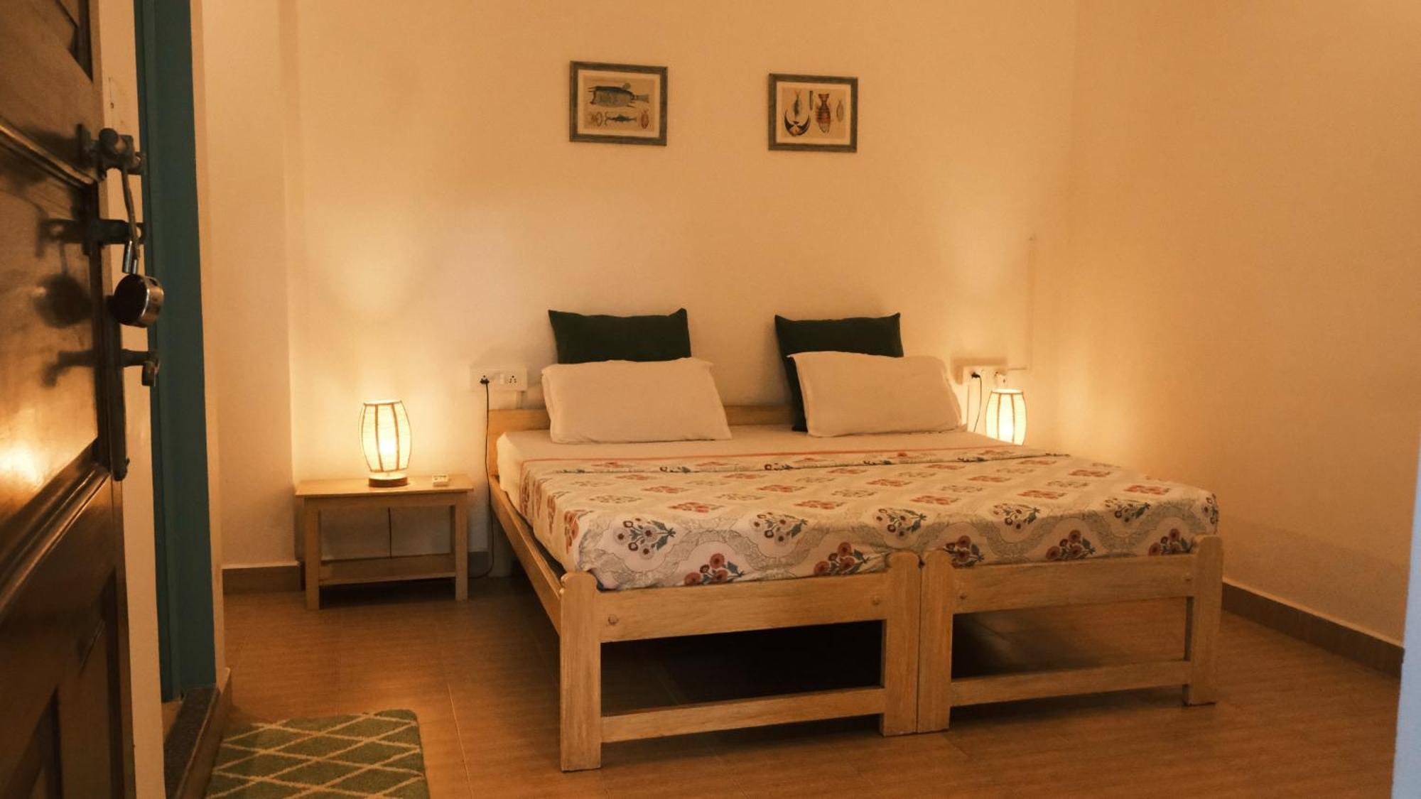Hotel Coco Moon Morjim Esterno foto