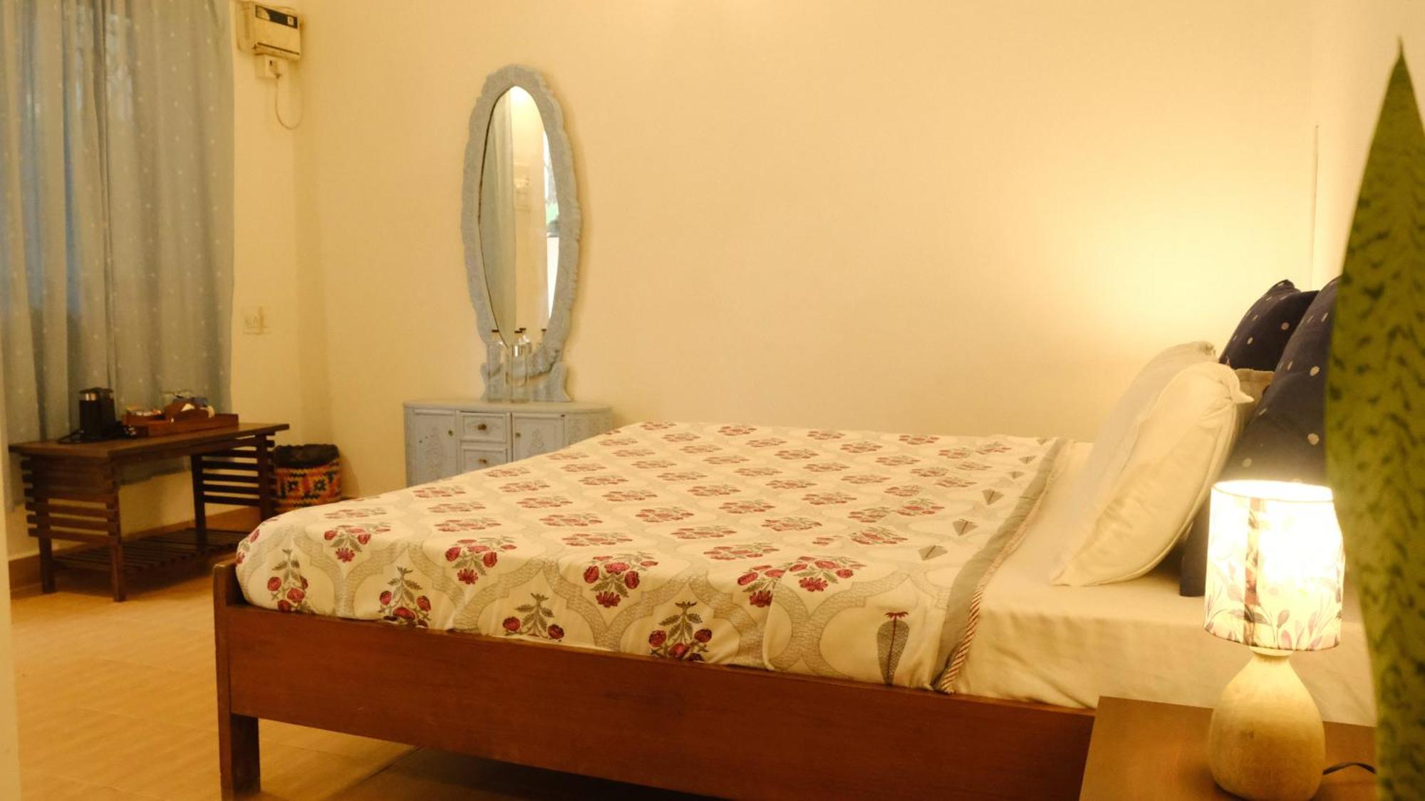 Hotel Coco Moon Morjim Esterno foto