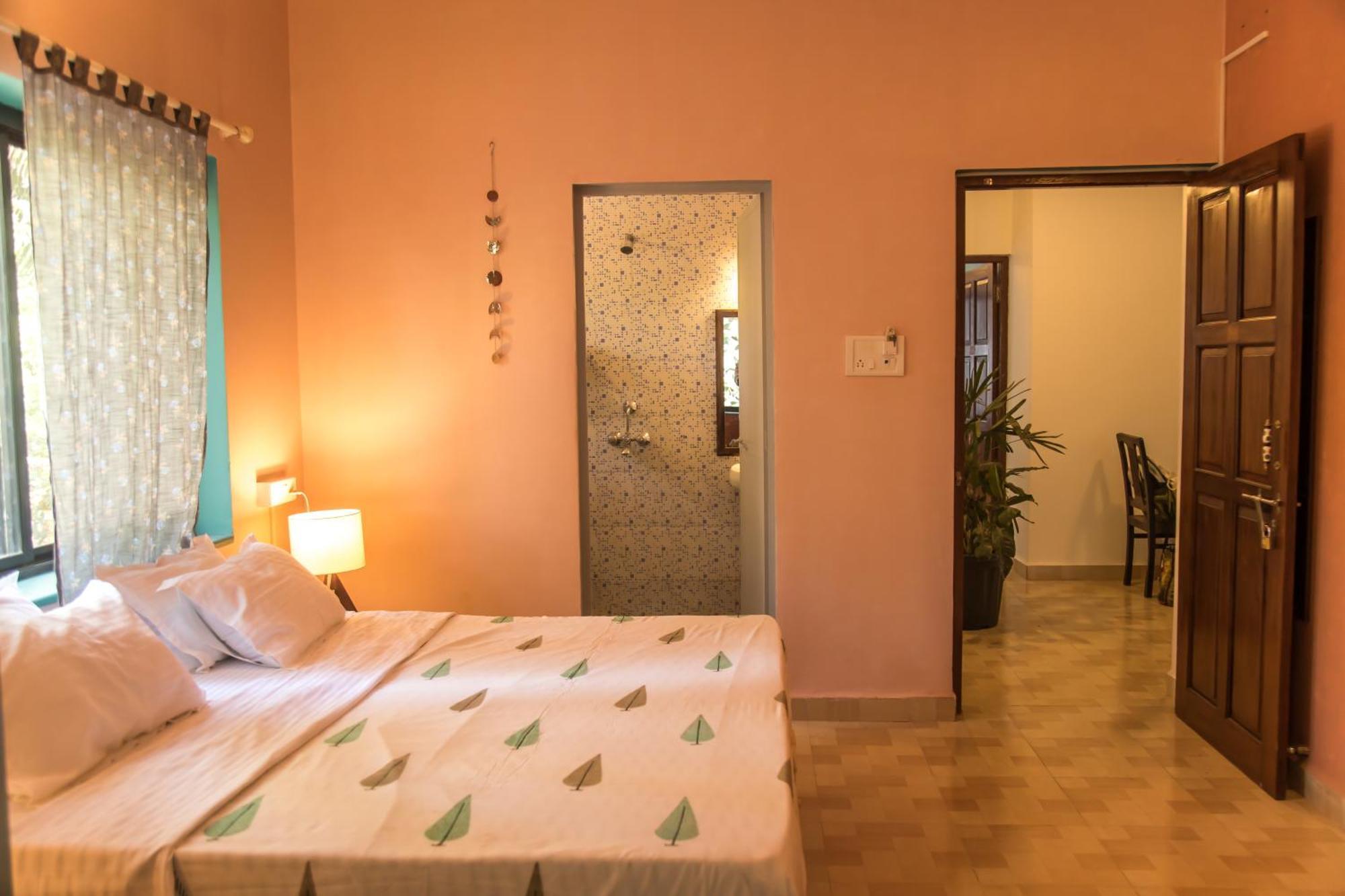 Hotel Coco Moon Morjim Esterno foto