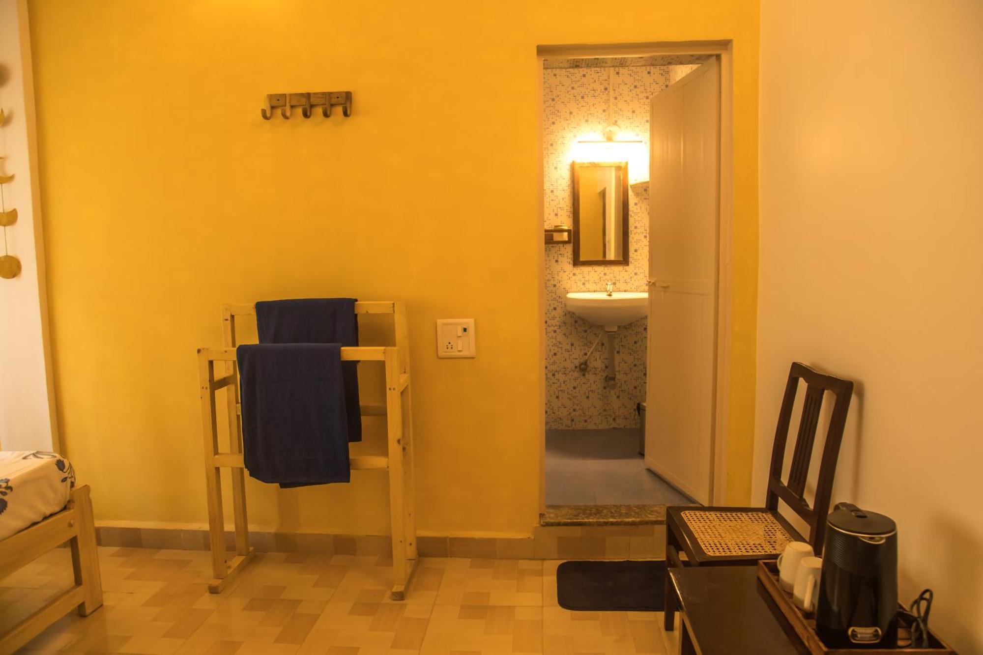 Hotel Coco Moon Morjim Esterno foto