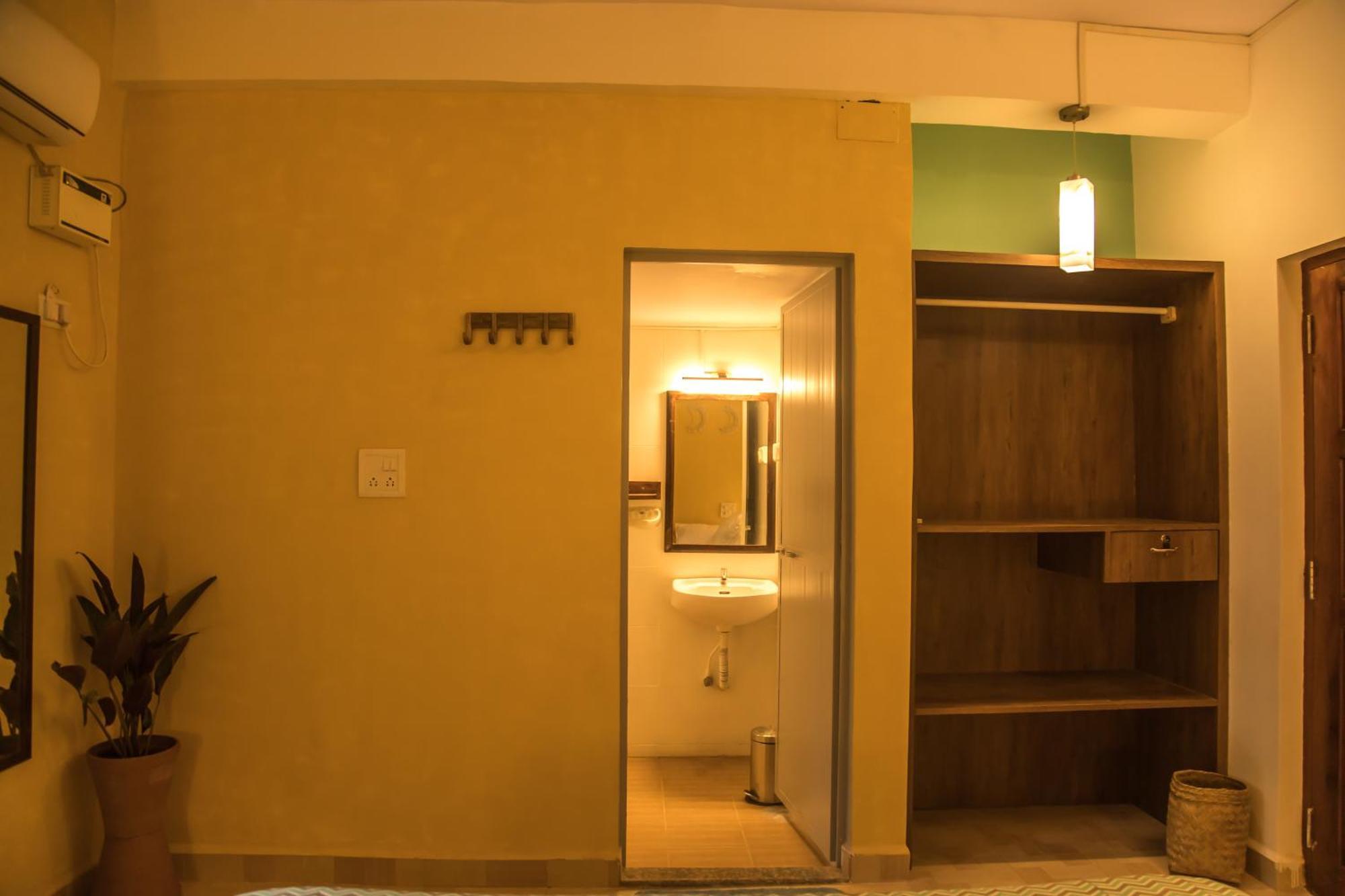 Hotel Coco Moon Morjim Esterno foto