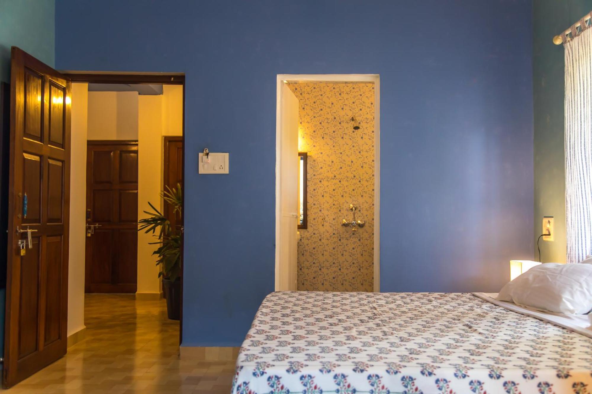Hotel Coco Moon Morjim Esterno foto
