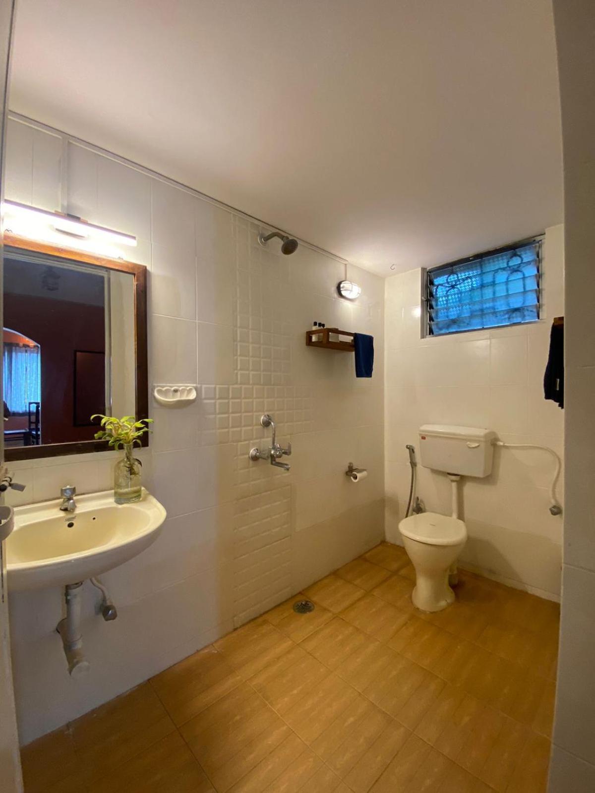 Hotel Coco Moon Morjim Esterno foto