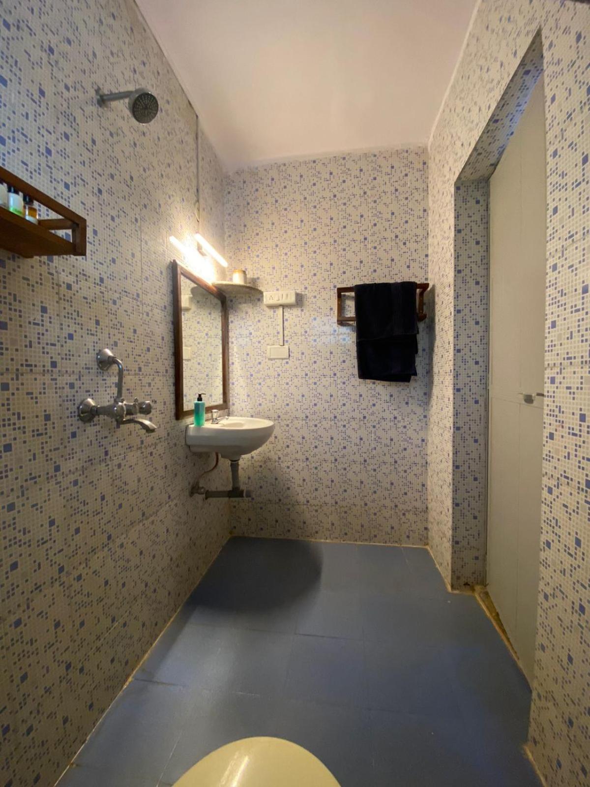 Hotel Coco Moon Morjim Esterno foto