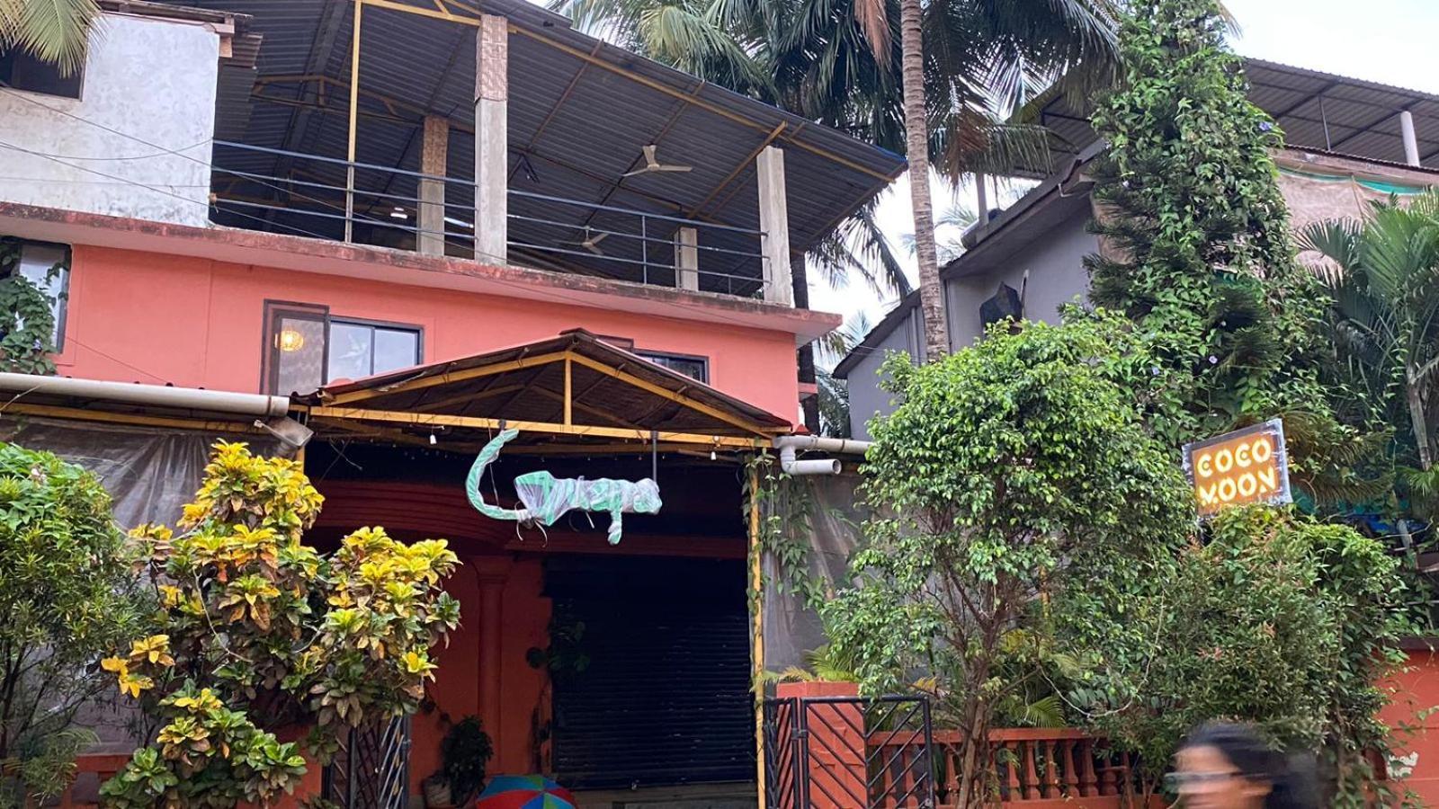 Hotel Coco Moon Morjim Esterno foto