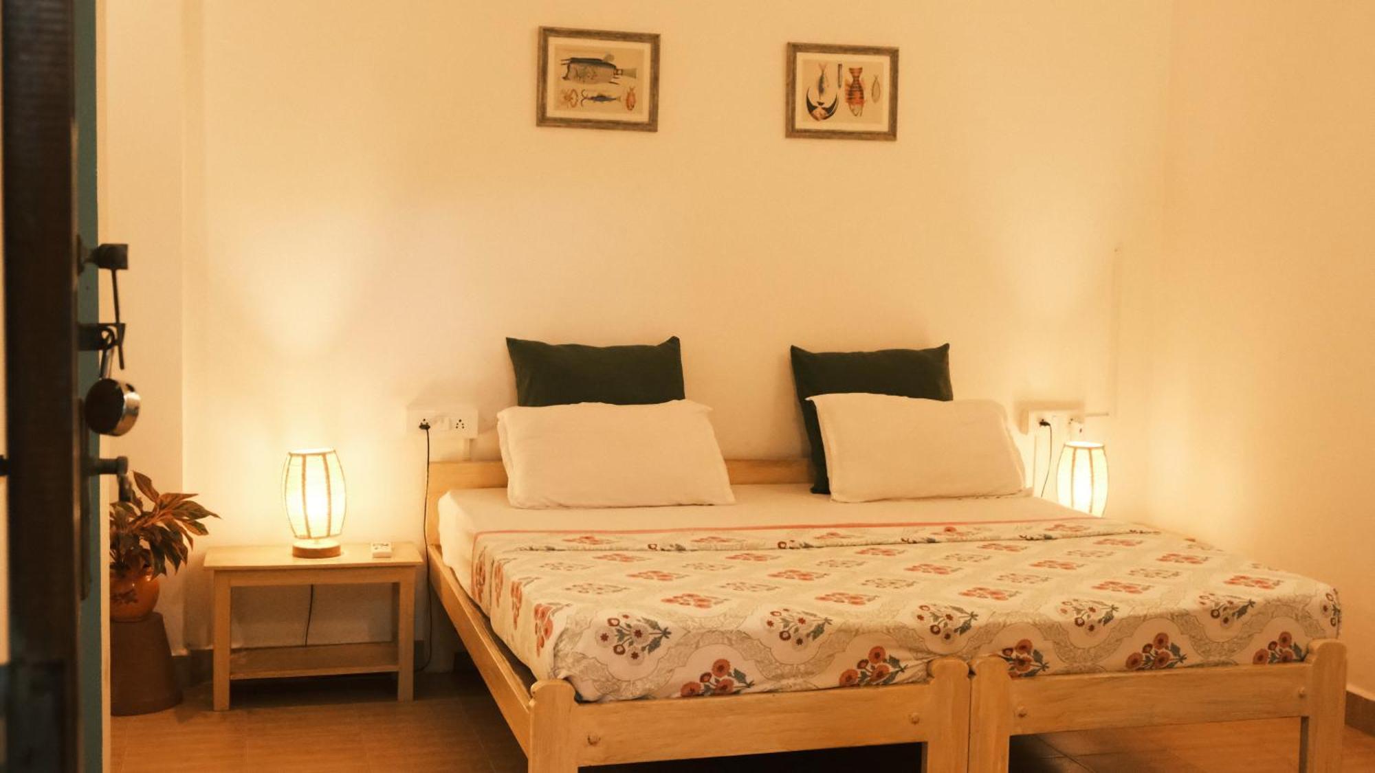 Hotel Coco Moon Morjim Esterno foto
