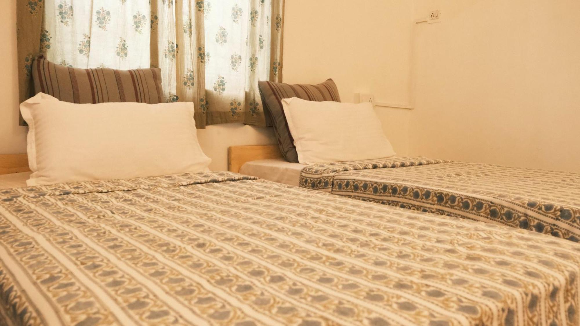 Hotel Coco Moon Morjim Esterno foto